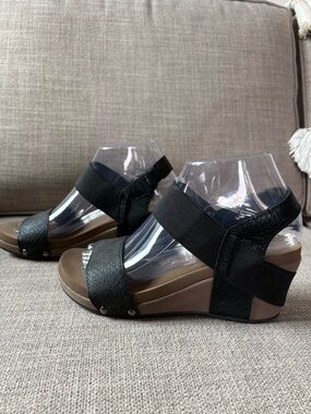 BOUTIQUE BY CORKYS “BANDIT” PLATFORM SANDAL, BLACK, 7 COMFORT MEMORY FOAM INSOLE